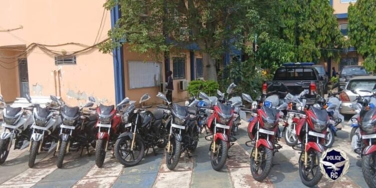 Lutte contre le vol à l’arraché à Conakry : la Police nationale renforce ses unités avec 16 motos opérationnelles