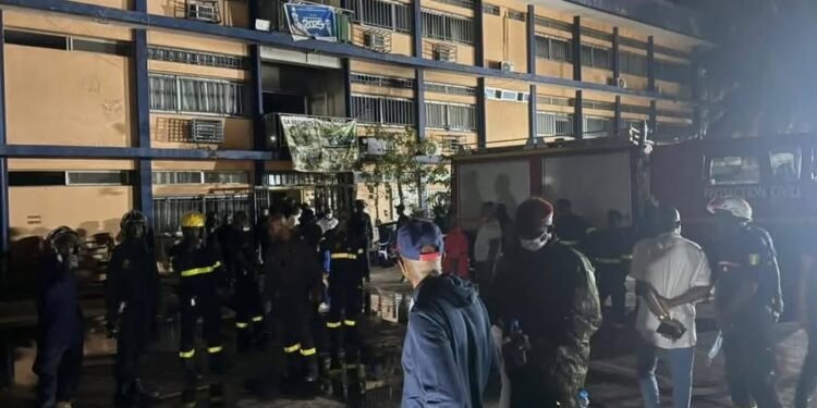 Incendie nocturne au Ministère de la Sécurité : dégâts limités, enquête en cours