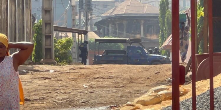 Tirs nocturnes à Sonfonia : impacts de balles sur les murs, traces de sang et objets mystiques…