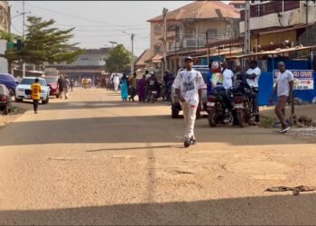 Tirs nocturnes à Sonfonia : impacts de balles sur les murs, traces de sang et objets mystiques…