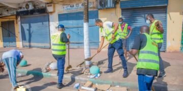 Kaloum: le ministre Aboubacar Camara menace de fermer les boutiques insalubres